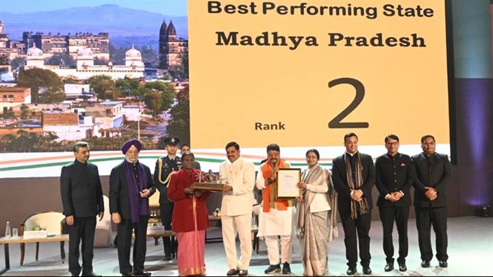 मुख्यमंत्री डॉ. मोहन यादव को राष्ट्रपति श्रीमती मुर्मु ने प्रदान किया स्वच्छ सर्वेक्षण पुरस्कार 2023